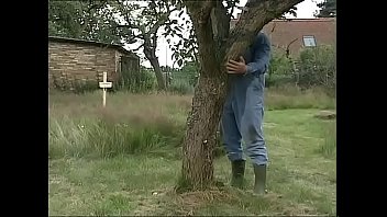 Японочка на деревянном полу натирает мужчине волосатый хуй